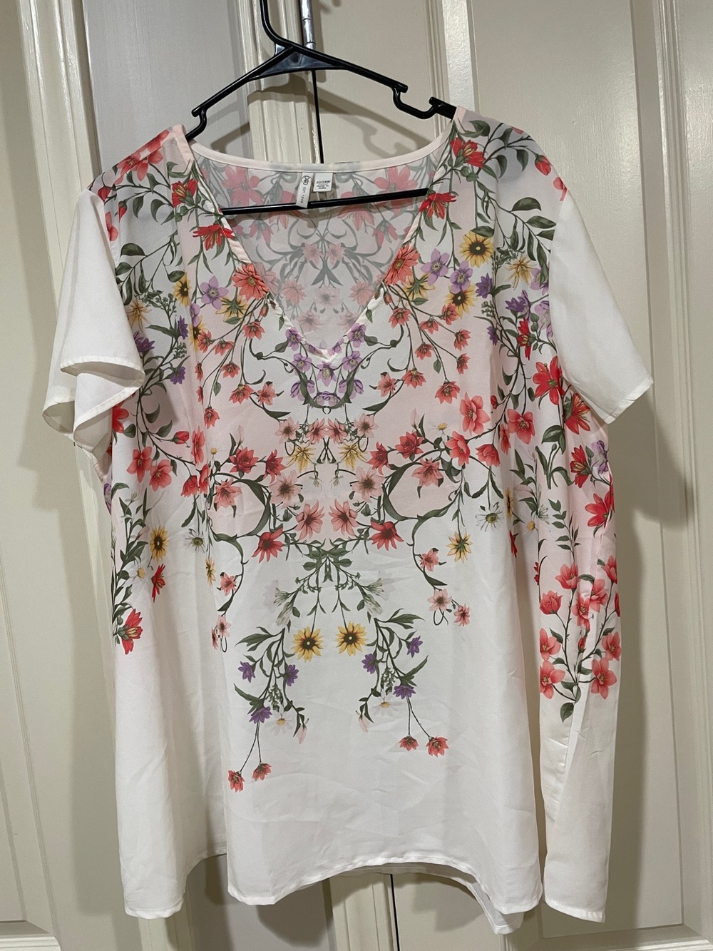 Cato Floral V-Neck Women's Top — White with Pink & Green Accents